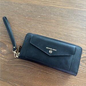 michael kors wristlet - black